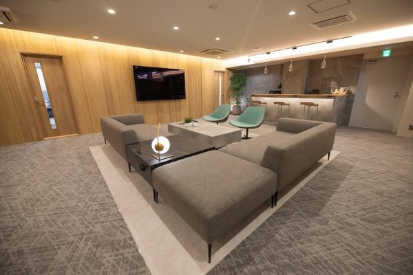 【ラウンジ】企業VPやトークコンテンツ、役員対談、企業トップインタビューなどにも最適