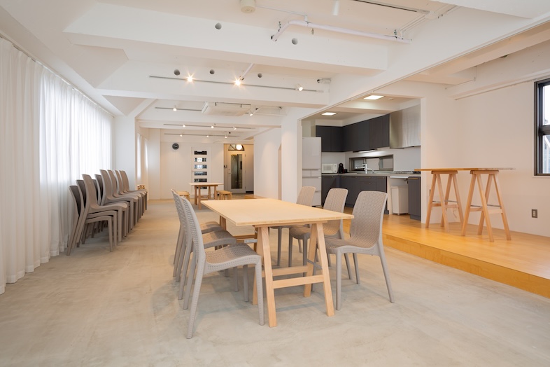SUMIRE STUDIO｜【6F 多目的スペース】キッチンと一体になった広々空間なので、料理シーンから生活感ある撮影まで幅広く対応可