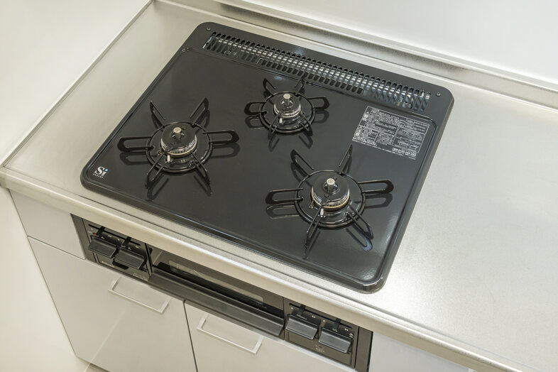 麻布十番メインキッチンスタジオ｜黒色三口コンロのアップ 家電メーカー訴求向け