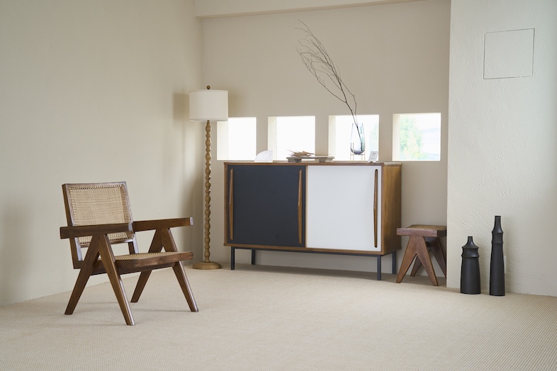 Echo.studio｜【4F】ベージュの左官壁と家具の温かみが感じられる空間