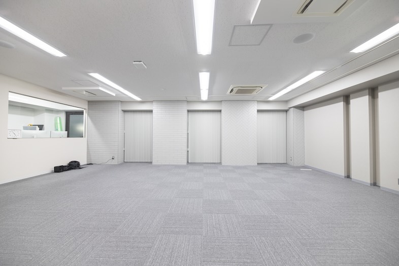 MediArt Studio｜【スタジオ】広々としたスタジオ空間は、セット構築を活かした企業案件やインタビュー、ブランドムービー撮影に最適