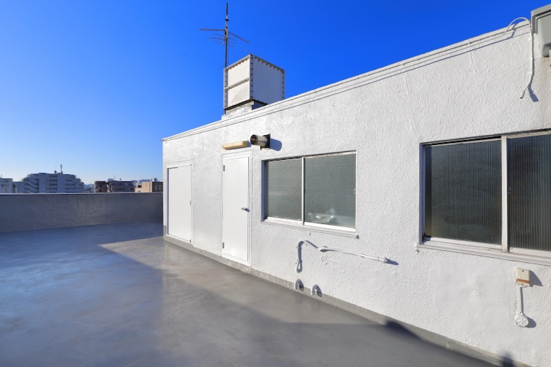 Sun Pro｜【5F Rooftop塔屋】青空とのコントラストが美しい塔屋（南西側）