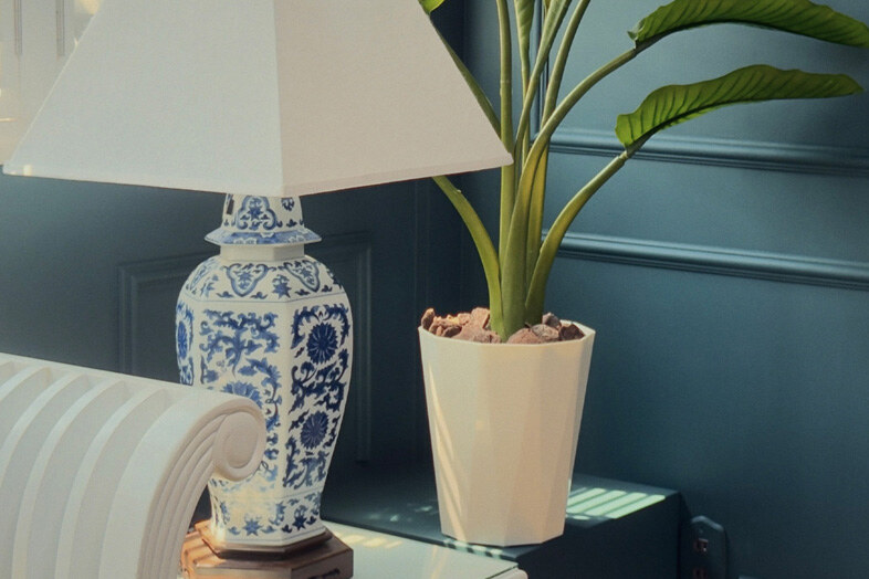 Atlantiq studio CLASSIC / THE LOUNGE｜【CLASSIC】染付風の陶器ランプと観葉植物、小物ディテール撮影のアクセントに