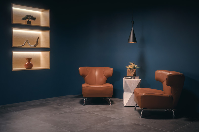 Atlantiq studio CLASSIC / THE LOUNGE｜【THE LOUNGE】ニッチ棚と丸みのあるアームチェア、洗練された雑誌カットの撮影に