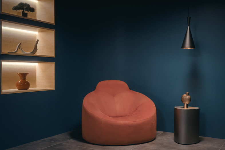 Atlantiq studio CLASSIC / THE LOUNGE｜【THE LOUNGE】テラコッタ色の一人掛けチェア、遊び心あるファッション撮影に