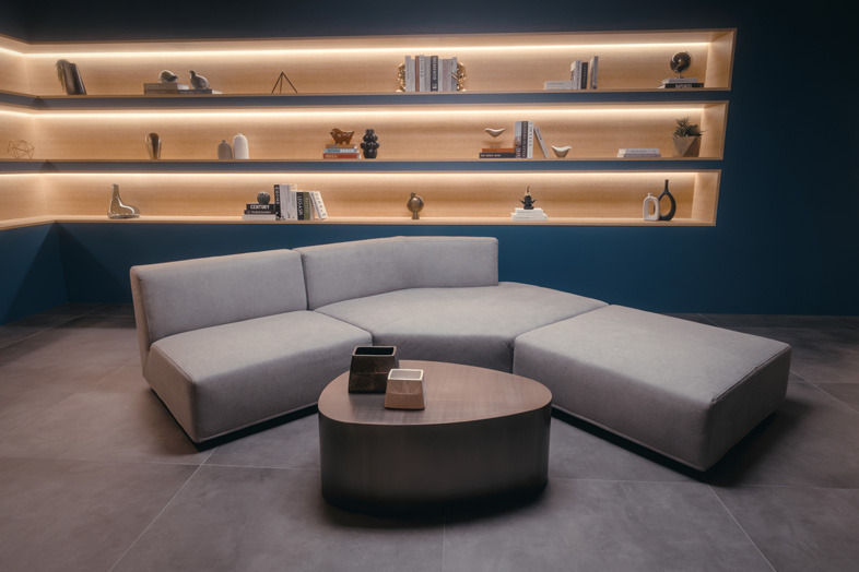 Atlantiq studio CLASSIC / THE LOUNGE｜【THE LOUNGE】大型棚とミニマルなソファ、幅広い用途に対応する撮影の主役に