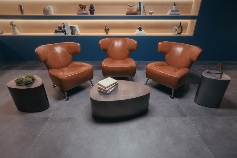 Atlantiq studio CLASSIC / THE LOUNGE｜【THE LOUNGE】革張りチェア3脚を囲む楕円テーブル、座談会・鼎談シーンの撮影に
