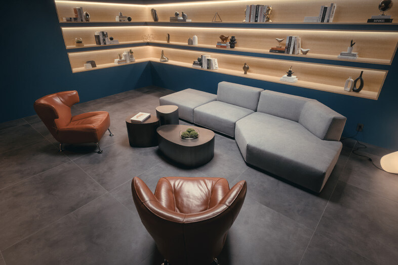 Atlantiq studio CLASSIC / THE LOUNGE｜【THE LOUNGE】ソファとアームチェアが並ぶ一角、多人数インタビューの撮影に