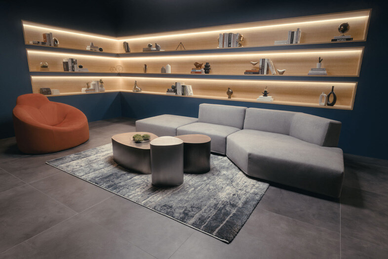 Atlantiq studio CLASSIC / THE LOUNGE｜【THE LOUNGE】テラコッタチェアとブロンズテーブル、遊び心あるくつろぎの撮影に