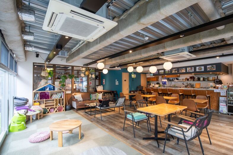 GOBLIN.参宮橋CAFE店｜ラグ敷きのキッズスペース越しにカウンターキッチンまで見渡せる構成