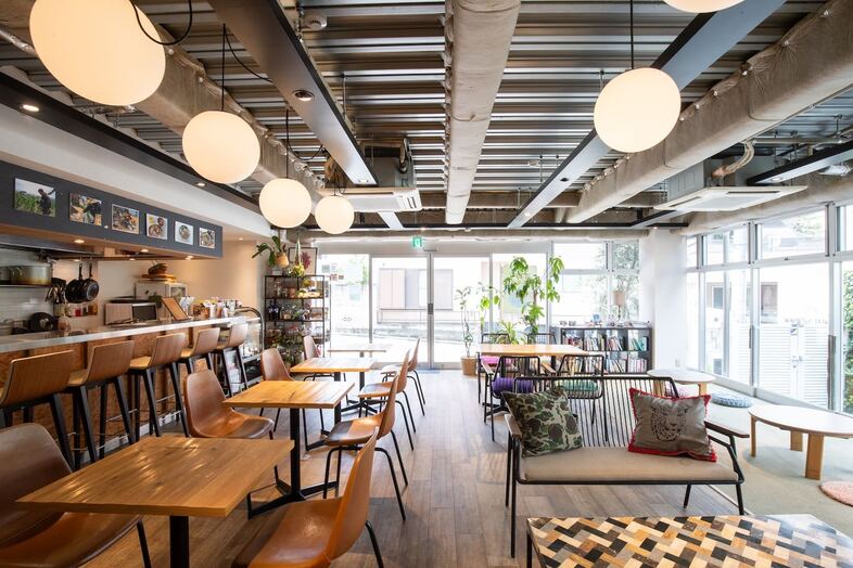 GOBLIN.参宮橋CAFE店｜書棚とキッチンが一望できる縦長フロアは動線を生かした撮影に便利