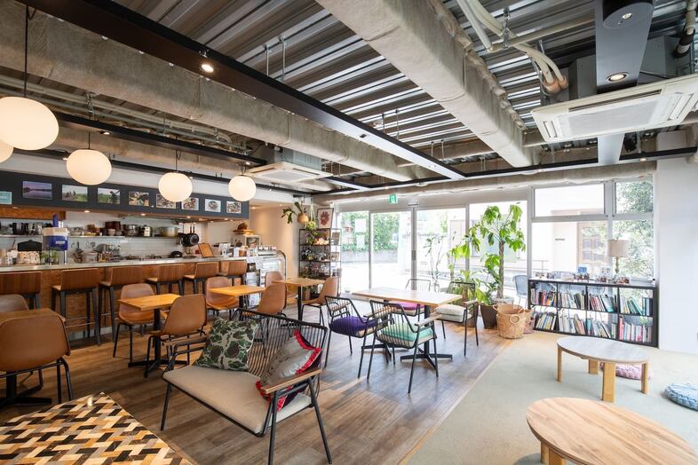 GOBLIN.参宮橋CAFE店｜グリーンのラグと書棚が調和するリラックス空間