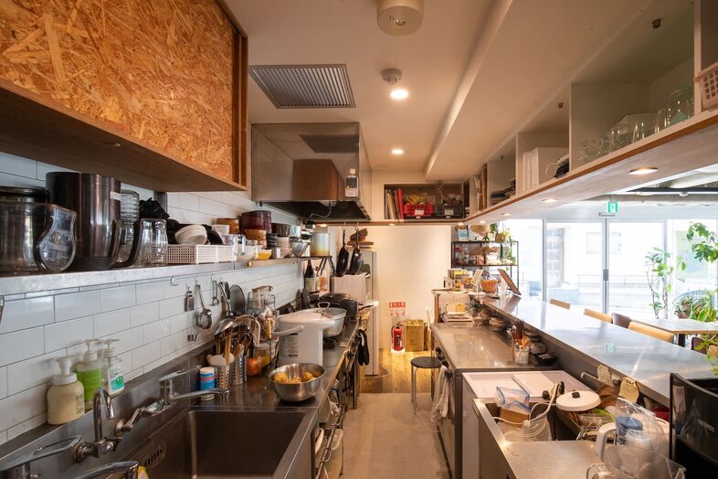 GOBLIN.参宮橋CAFE店｜厨房裏の作業スペースは生活感ある本格キッチンとしてリアルな撮影素材に