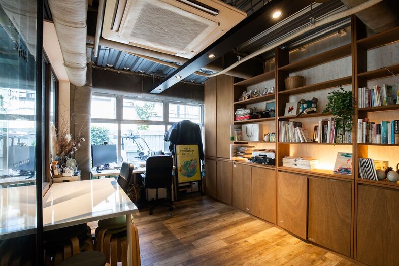 GOBLIN.参宮橋CAFE店｜天井の配管とウッド什器が同居する新エリアはワークシーンの撮影に映える