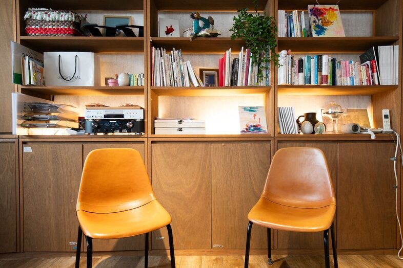 GOBLIN.参宮橋CAFE店｜革張りチェアが並ぶ壁一面の収納前は落ち着いたトークシーンに