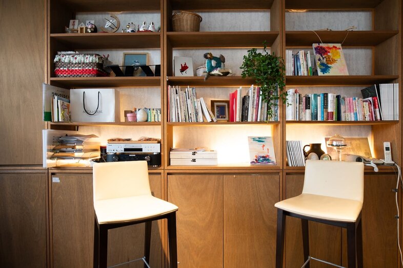 GOBLIN.参宮橋CAFE店｜白いスツールを置いたシェルフコーナーは静かな読書シーンの演出にも