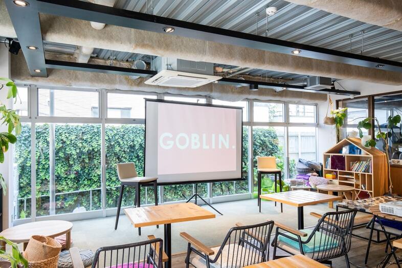 GOBLIN.参宮橋CAFE店｜スクリーンを設置したメインフロアはセミナーやプレゼン撮影にも対応