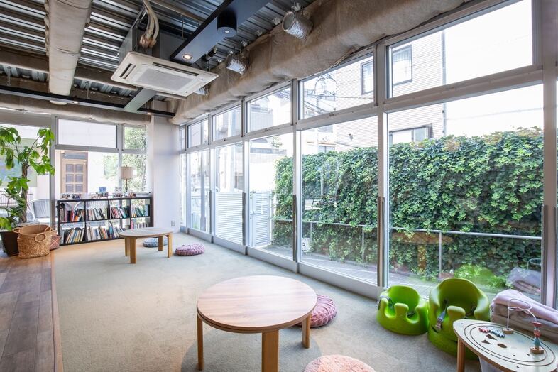 GOBLIN.参宮橋CAFE店｜蔦の茂る外壁を望むキッズエリアは親子撮影に