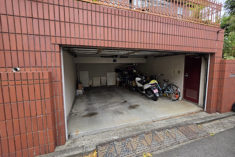 もえぎ野一軒家スタジオ｜【外観】バイクや車の駐車シーンに最適のガレージ ※有料オプション