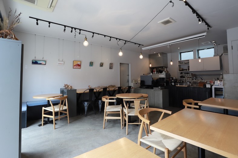 Cafekolm｜木のテーブルとチェアが並ぶナチュラルな店内