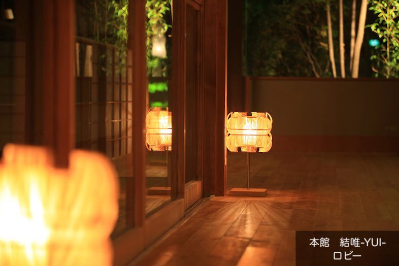 奥湯河原 結唯｜【YUI】行灯の灯りが揺らめく夜の廊下は、印象的な到着シーンを演出