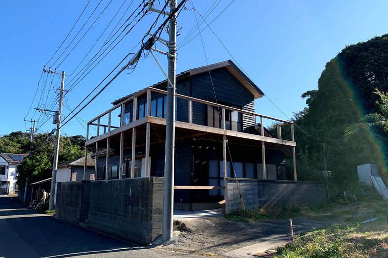 浜諸磯デッキハウス｜藍色の外壁が目を引く二階建ては建物全景の撮影に対応