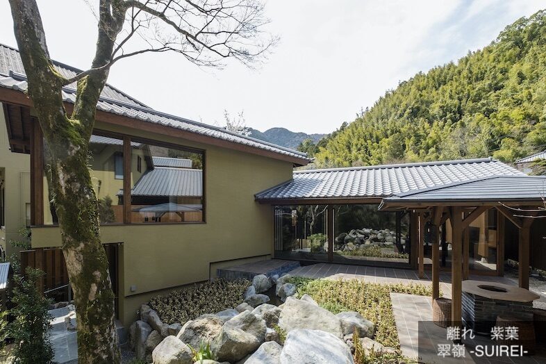 奥湯河原 結唯｜【SUIREI】山を背に建つ離れは、豊かな自然に溶け込む落ち着いた外観
