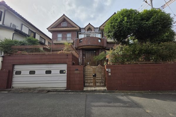 【外観】スタジオ前は道幅が広く確保されているため、外観を活かした撮影にも対応可能です