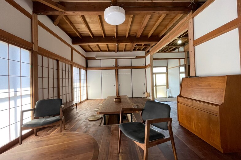 浜諸磯デッキハウス｜収納建具が並ぶ壁面は生活雑貨の物撮り背景としても活用可