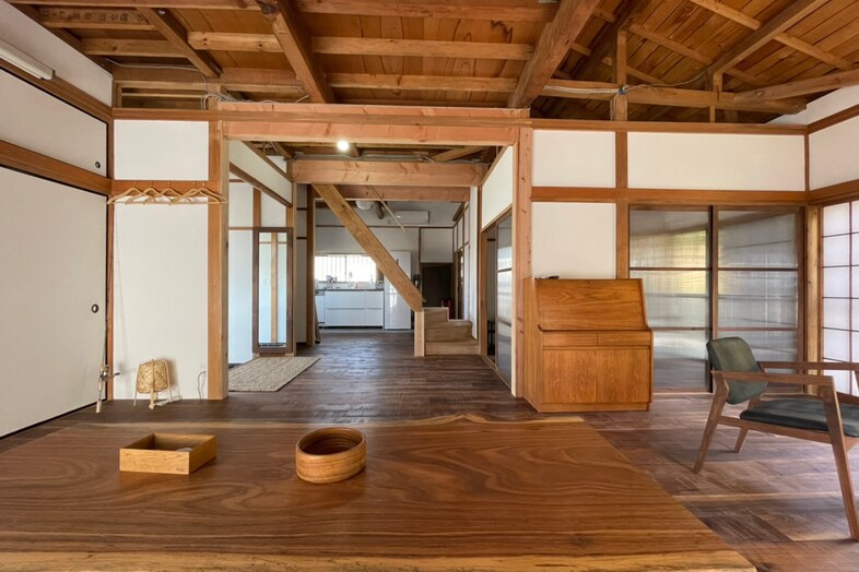 浜諸磯デッキハウス｜廊下の先にキッチンが続く回遊動線は生活感ある撮影向き