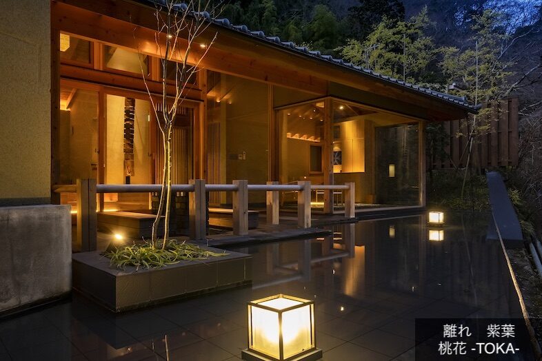 奥湯河原 結唯｜【TOKA】幻想的な雰囲気をつくる夜の外観