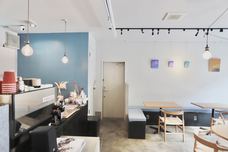 Cafekolm｜爽やかなブルーのアクセントウォールとカウンターが印象的な店内