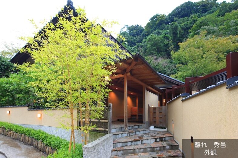 奥湯河原 結唯｜【HOM】竹に囲まれた石畳のアプローチは、印象的な入場シーンの撮影に