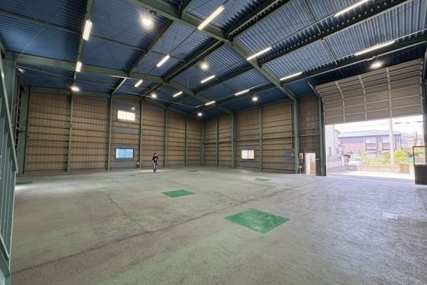 柱の少ない開放的な倉庫空間は、引きのある構図や大型商品撮影にも最適