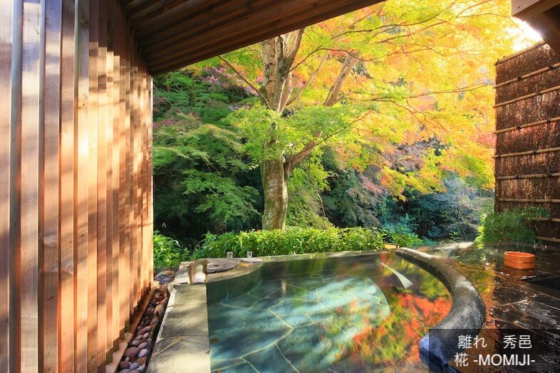 奥湯河原 結唯｜【MOMIJI】紅葉に包まれる露天風呂は、季節の移ろいを感じる一枚に