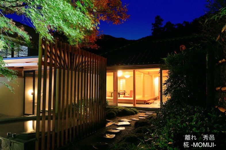 奥湯河原 結唯｜【MOMIJI】庭園を照らす灯りが幻想的な雰囲気を醸す、夜の離れ