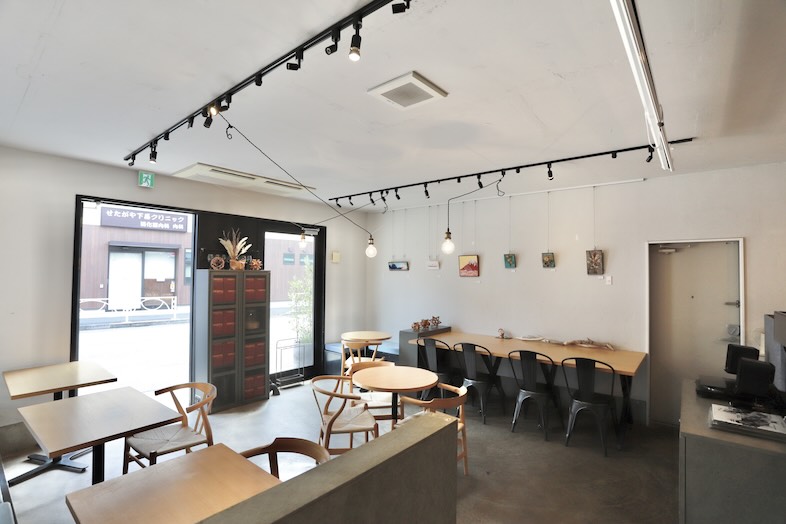 Cafekolm｜ガラス扉からやわらかな自然光が差し込む空間