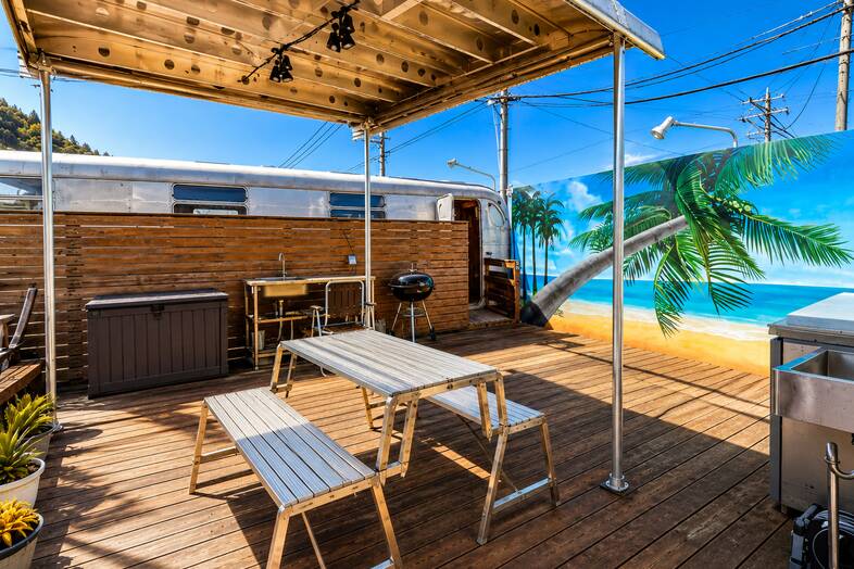 nomad.isumi｜デッキのヤシの壁画を背景にリゾート風の商品撮影にピッタリ