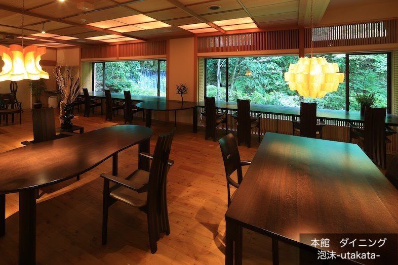 奥湯河原 結唯｜【utakata】提灯の柔らかな灯りに包まれたダイニングは、会食シーンの撮影に