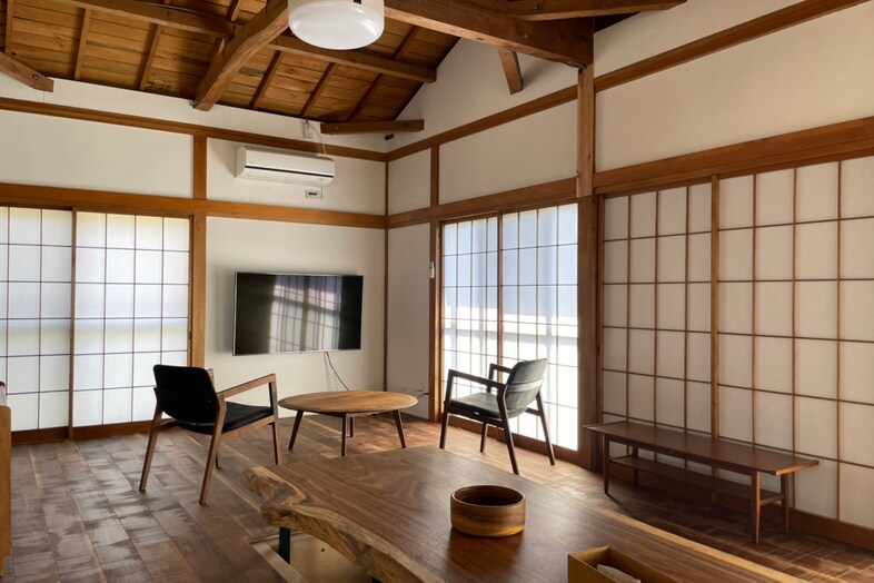 浜諸磯デッキハウス｜座卓とソファチェアが並ぶ空間はレシピ本や料理撮影に対応