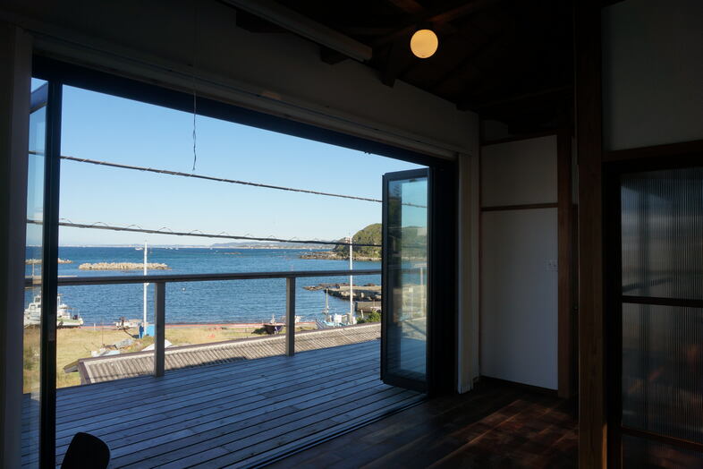 浜諸磯デッキハウス｜全開放できる掃き出し窓から港の景色が広がる開放感