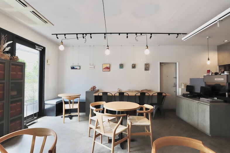 Cafekolm｜白壁とコンクリート床が調和する洗練された空間