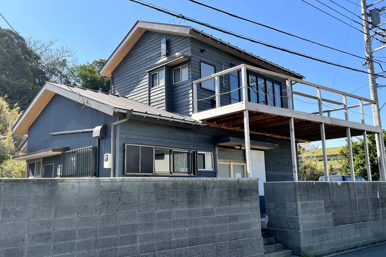 浜諸磯デッキハウス｜グレー外壁とウッドデッキが目を引く外観は建物紹介カットに