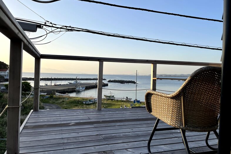浜諸磯デッキハウス｜港を見渡すデッキの椅子は夕景ロケーションの撮影に最適