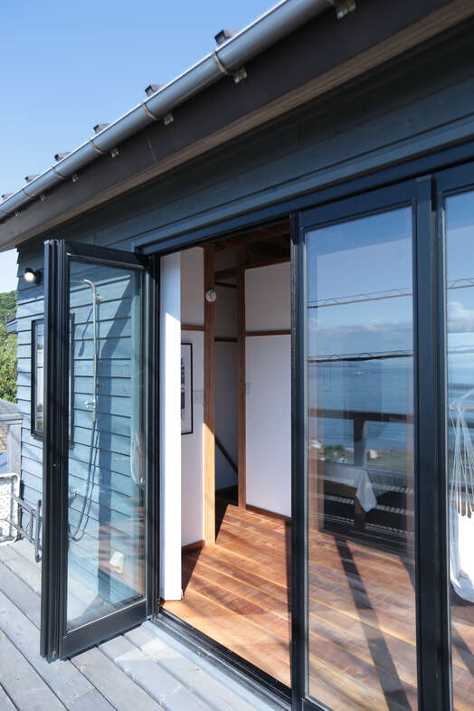 浜諸磯デッキハウス｜屋外シャワーと海を望む掃き出し窓は建築ディテールの撮影に