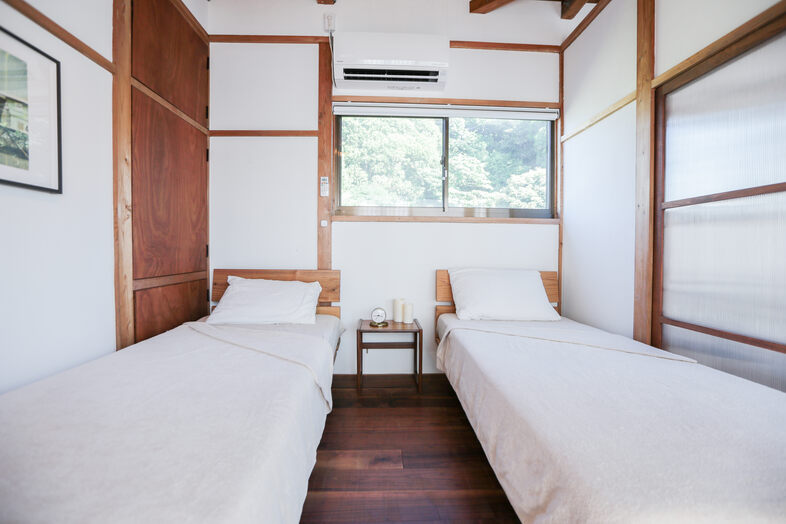 浜諸磯デッキハウス｜木製ヘッドボードのツインルームは友人旅行シーンの撮影に