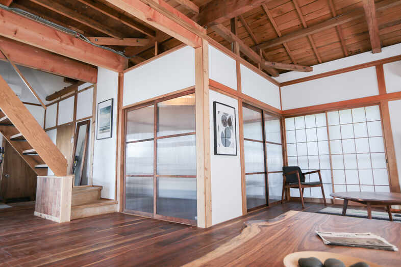 浜諸磯デッキハウス｜ガラス建具で仕切られた小部屋は空間の奥行き撮影に