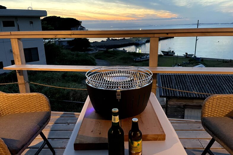 浜諸磯デッキハウス｜デッキで炭火を囲む食卓はBBQシーンの撮影に最適