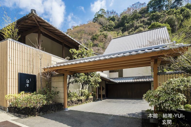 奥湯河原 結唯｜【YUI】瓦屋根が和の風情を感じさせる玄関棟は、印象的な入場や到着シーンに