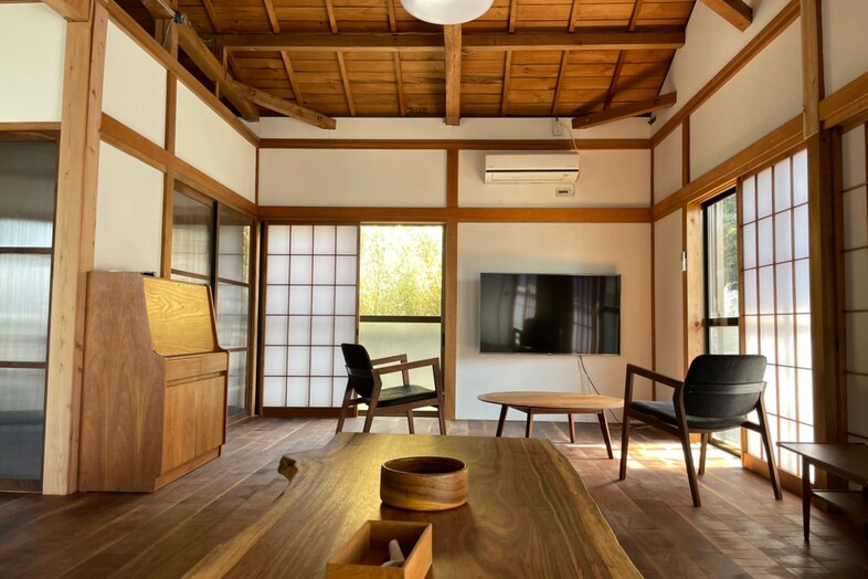浜諸磯デッキハウス｜重厚な梁天井が広がるリビングは団欒シーンの撮影に最適